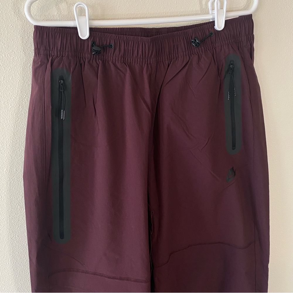 Nike Tech Pants Woven Burgundy Zippers Baggy HM7158-652 $120 - Size Medium